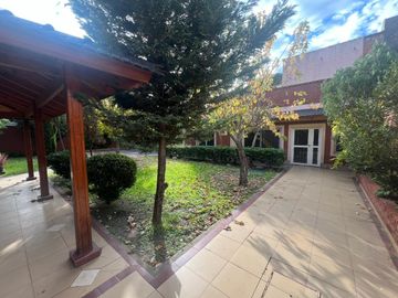 Chalet a la venta con parque en Castelar norte