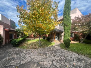 Chalet a la venta con parque en Castelar norte