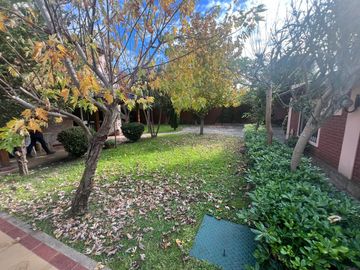 Chalet a la venta con parque en Castelar norte