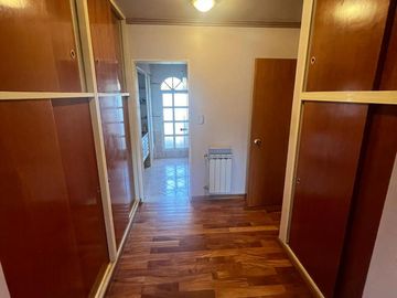 Chalet a la venta con parque en Castelar norte