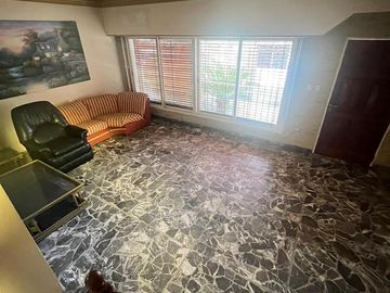 Chalet a la venta con parque en Castelar norte
