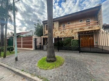 Chalet a la venta con parque en Castelar norte