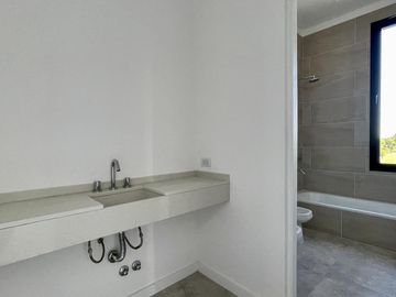 CASA EN SAN MATIAS A LA LAGUNA EN VENTA CON PISCINA A ESTRENAR
