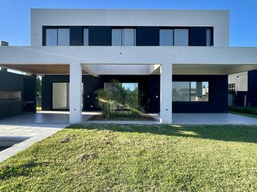 CASA EN SAN MATIAS A LA LAGUNA EN VENTA CON PISCINA A ESTRENAR