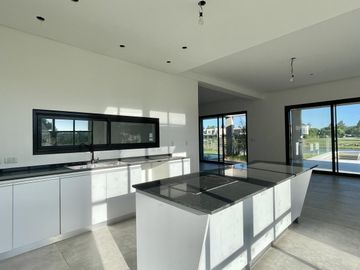 CASA EN SAN MATIAS A LA LAGUNA EN VENTA CON PISCINA A ESTRENAR