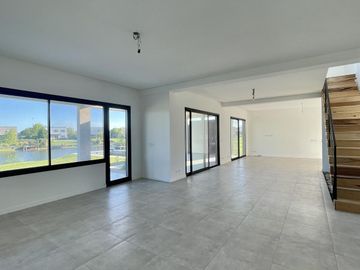 CASA EN SAN MATIAS A LA LAGUNA EN VENTA CON PISCINA A ESTRENAR