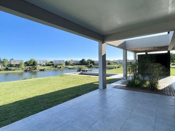 CASA EN SAN MATIAS A LA LAGUNA EN VENTA CON PISCINA A ESTRENAR