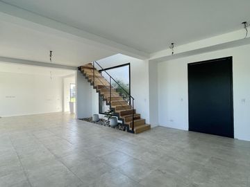 CASA EN SAN MATIAS A LA LAGUNA EN VENTA CON PISCINA A ESTRENAR
