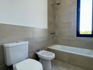 CASA EN SAN MATIAS A LA LAGUNA EN VENTA CON PISCINA A ESTRENAR