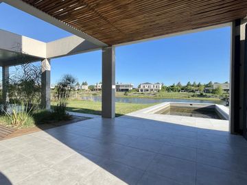 CASA EN SAN MATIAS A LA LAGUNA EN VENTA CON PISCINA A ESTRENAR