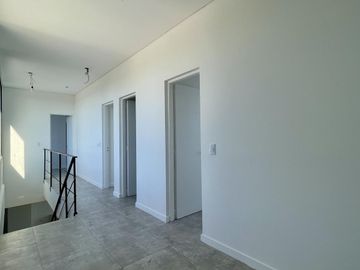 CASA EN SAN MATIAS A LA LAGUNA EN VENTA CON PISCINA A ESTRENAR