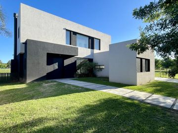 CASA EN SAN MATIAS A LA LAGUNA EN VENTA CON PISCINA A ESTRENAR