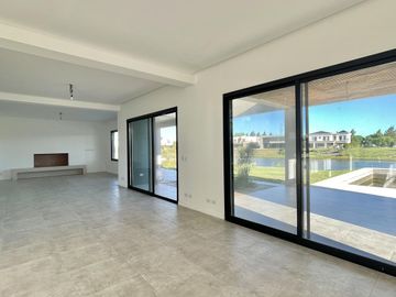 CASA EN SAN MATIAS A LA LAGUNA EN VENTA CON PISCINA A ESTRENAR