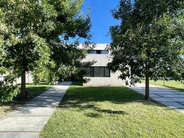 CASA EN SAN MATIAS A LA LAGUNA EN VENTA CON PISCINA A ESTRENAR