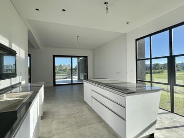 CASA EN SAN MATIAS A LA LAGUNA EN VENTA CON PISCINA A ESTRENAR