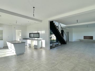 CASA EN SAN MATIAS A LA LAGUNA EN VENTA CON PISCINA A ESTRENAR