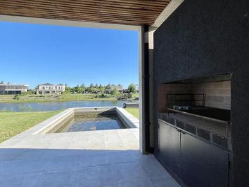 CASA EN SAN MATIAS A LA LAGUNA EN VENTA CON PISCINA A ESTRENAR