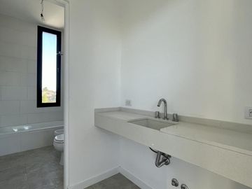 CASA EN SAN MATIAS A LA LAGUNA EN VENTA CON PISCINA A ESTRENAR