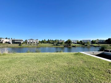 CASA EN SAN MATIAS A LA LAGUNA EN VENTA CON PISCINA A ESTRENAR