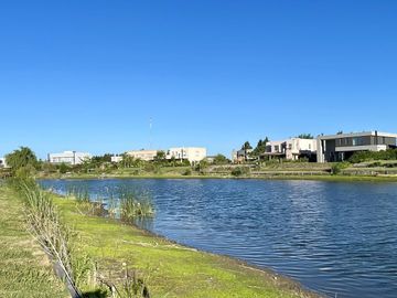 CASA EN SAN MATIAS A LA LAGUNA EN VENTA CON PISCINA A ESTRENAR