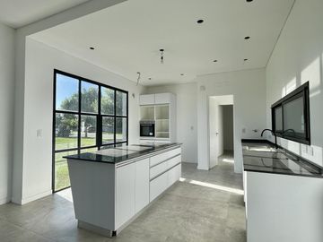 CASA EN SAN MATIAS A LA LAGUNA EN VENTA CON PISCINA A ESTRENAR