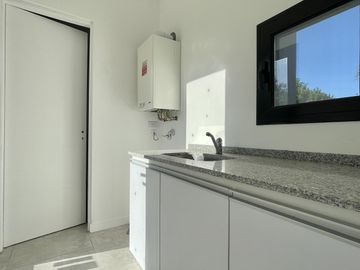 CASA EN SAN MATIAS A LA LAGUNA EN VENTA CON PISCINA A ESTRENAR