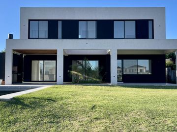 CASA EN SAN MATIAS A LA LAGUNA EN VENTA CON PISCINA A ESTRENAR