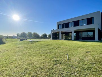 CASA EN SAN MATIAS A LA LAGUNA EN VENTA CON PISCINA A ESTRENAR