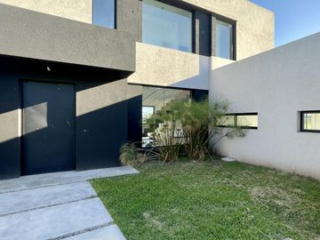 CASA EN SAN MATIAS A LA LAGUNA EN VENTA CON PISCINA A ESTRENAR