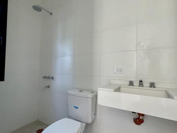 CASA EN SAN MATIAS A LA LAGUNA EN VENTA CON PISCINA A ESTRENAR