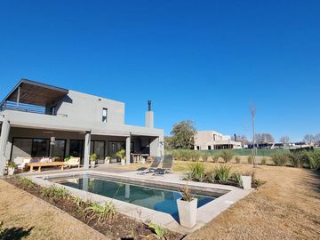 Casa venta La Calesa Pilará - VCO propiedades