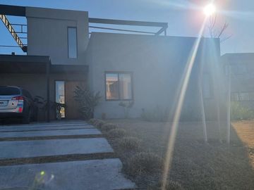Casa venta La Calesa Pilará - VCO propiedades