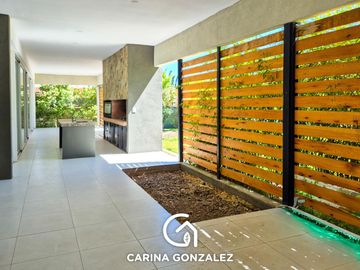 Casa 4 dormitorios, en  B° Cerrado LA CASTELLANA, Neuquén