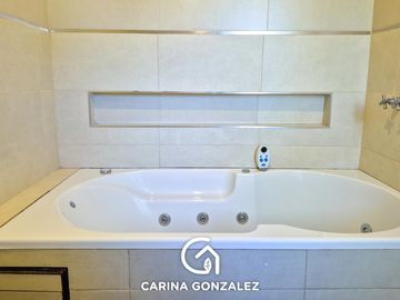 Casa 4 dormitorios, en  B° Cerrado LA CASTELLANA, Neuquén