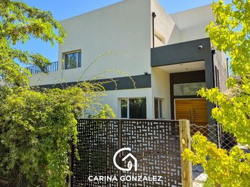 Casa 4 dormitorios, en  B° Cerrado LA CASTELLANA, Neuquén