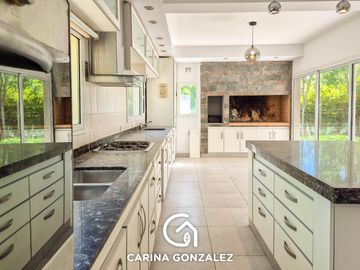 Casa 4 dormitorios, en  B° Cerrado LA CASTELLANA, Neuquén