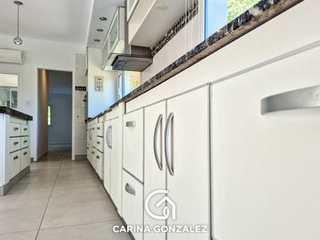 Casa 4 dormitorios, en  B° Cerrado LA CASTELLANA, Neuquén