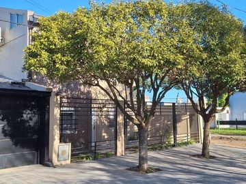Casa en venta - 4 Dormitorios 3 Baños - Cocheras - 320Mts2 - Lisandro Olmos, La Plata