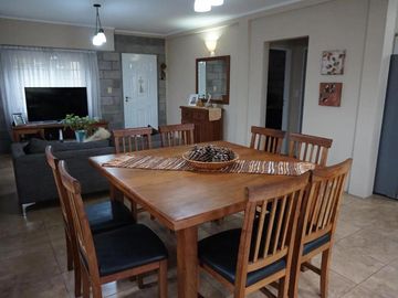 Casa en venta - 4 Dormitorios 3 Baños - Cocheras - 320Mts2 - Lisandro Olmos, La Plata