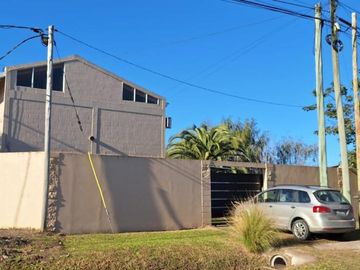 Casa en venta - 4 Dormitorios 3 Baños - Cocheras - 320Mts2 - Lisandro Olmos, La Plata