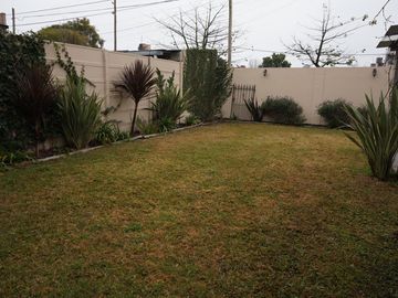 Casa en venta - 4 Dormitorios 3 Baños - Cocheras - 320Mts2 - Lisandro Olmos, La Plata
