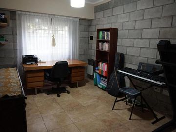 Casa en venta - 4 Dormitorios 3 Baños - Cocheras - 320Mts2 - Lisandro Olmos, La Plata
