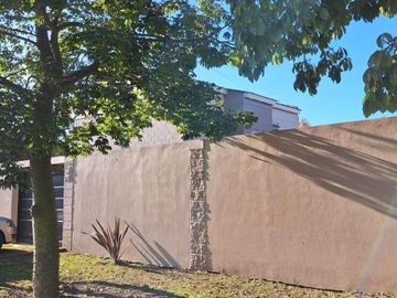Casa en venta - 4 Dormitorios 3 Baños - Cocheras - 320Mts2 - Lisandro Olmos, La Plata