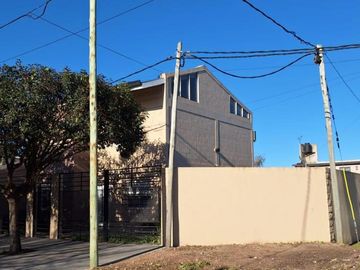 Casa en venta - 4 Dormitorios 3 Baños - Cocheras - 320Mts2 - Lisandro Olmos, La Plata