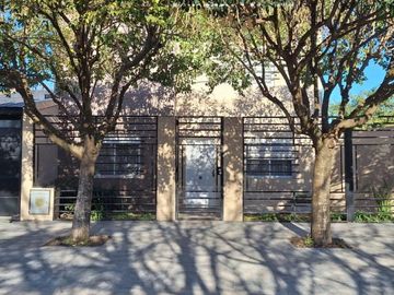 Casa en venta - 4 Dormitorios 3 Baños - Cocheras - 320Mts2 - Lisandro Olmos, La Plata