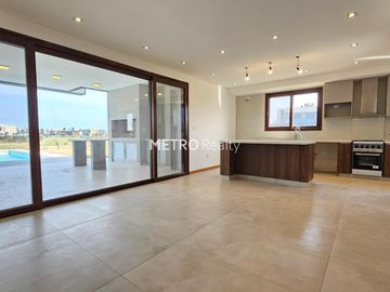 Casa en  Venta 6 ambientes en Terralagos, Canning