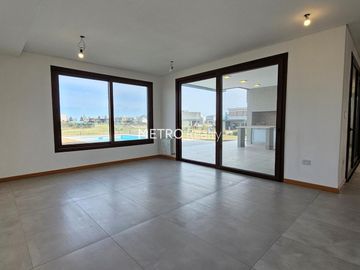 Casa en  Venta 6 ambientes en Terralagos, Canning