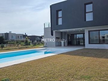 Casa en  Venta 6 ambientes en Terralagos, Canning