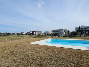 Casa en  Venta 6 ambientes en Terralagos, Canning