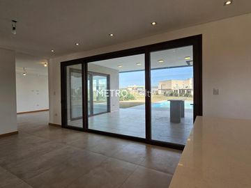 Casa en  Venta 6 ambientes en Terralagos, Canning